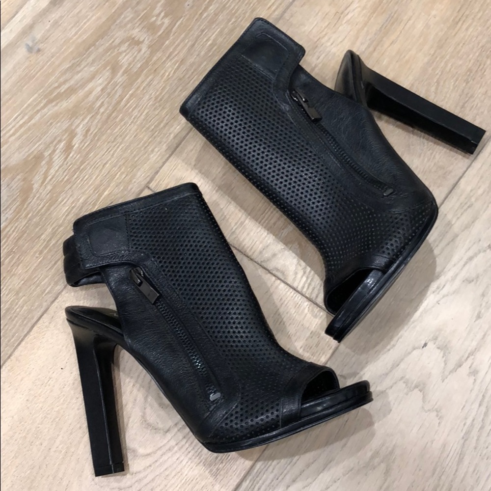 Nine West ‘Tiptoe’ leather booties